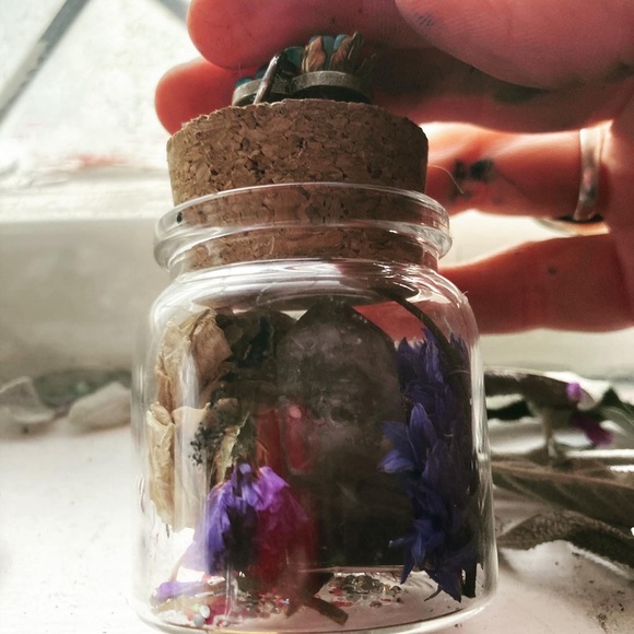 Glass curiosity jars holding beautiful ephemera - Picture 4 of 14